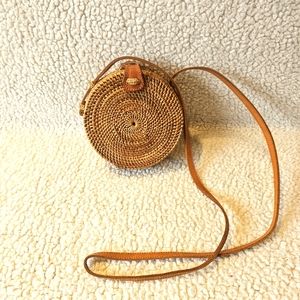 Round rattan straw crossbody bag